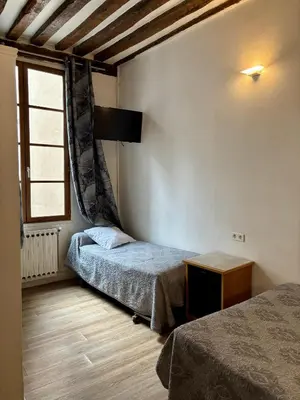 Un ou plusieurs lits dans un hébergement de l'établissement Hôtel Des Fontaines