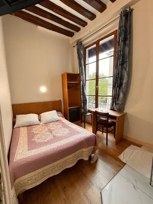 Un ou plusieurs lits dans un hébergement de l'établissement Hôtel Des Fontaines