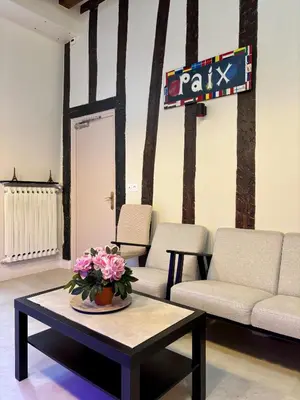 Coin salon dans l'établissement Hôtel Des Fontaines
