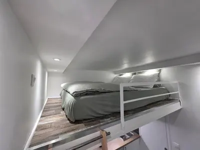 Un ou plusieurs lits dans un hébergement de l'établissement Studio cosy avec mezzanine