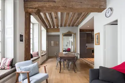 Coin salon dans l'établissement Charming Appartment in Le Marais