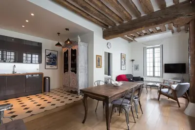 Télévision ou salle de divertissement dans l'établissement Charming Appartment in Le Marais