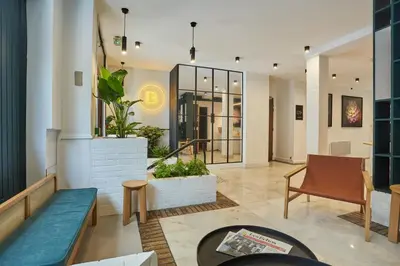 Télévision ou salle de divertissement dans l'établissement Hôtel Beauquartier Montmartre