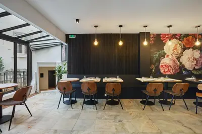 Coin salon dans l'établissement Hôtel Beauquartier Montmartre
