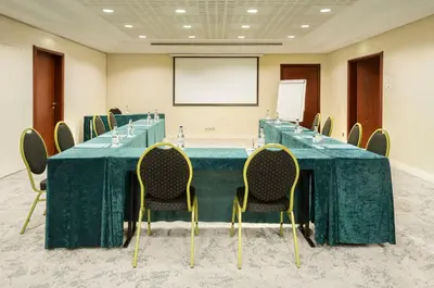 Espace de conférence ou salle de réunion dans l'établissement Occidental Paris Levallois