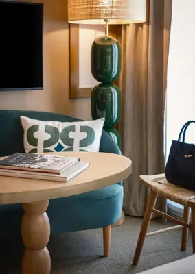 Télévision ou salle de divertissement dans l'établissement Hôtel Le Monna Lisa by Inwood Hotels