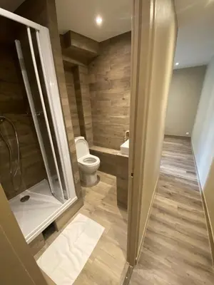 Salle de bains dans l'établissement Angleterre Hotel