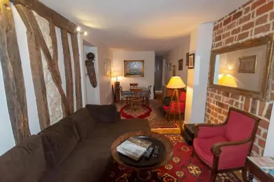 Coin salon dans l'établissement Very French Two Bedroom in the Heart of Paris