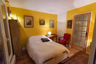 Un ou plusieurs lits dans un hébergement de l'établissement Very French Two Bedroom in the Heart of Paris