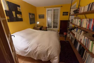 Bibliothèque dans l'appartement