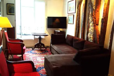 Coin salon dans l'établissement Very French Two Bedroom in the Heart of Paris