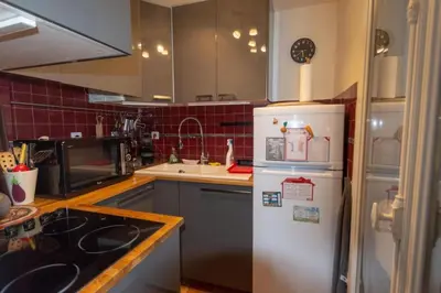 Cuisine ou kitchenette dans l'établissement Very French Two Bedroom in the Heart of Paris