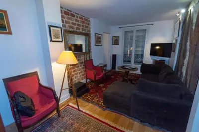 Coin salon dans l'établissement Very French Two Bedroom in the Heart of Paris