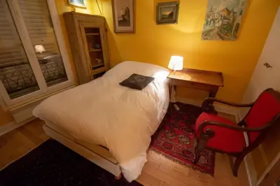 Un ou plusieurs lits dans un hébergement de l'établissement Very French Two Bedroom in the Heart of Paris