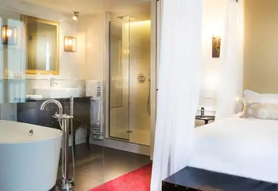 Un ou plusieurs lits dans un hébergement de l'établissement Hôtel Molière