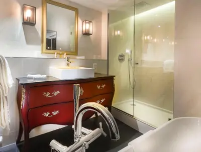 Salle de bains dans l'établissement Hôtel Molière