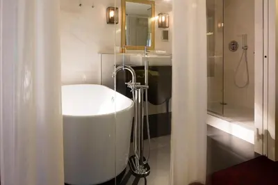 Salle de bains dans l'établissement Hôtel Molière