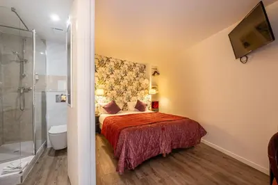 Salle de bains dans l'établissement Relais Bergson