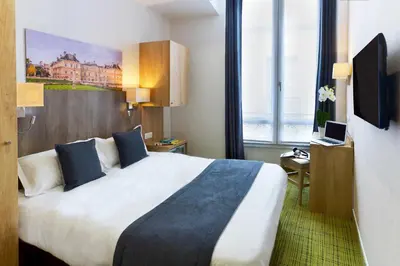 Télévision ou salle de divertissement dans l'établissement Hôtel Eugénie