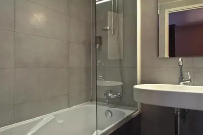 Salle de bains dans l'établissement Hôtel Eugénie
