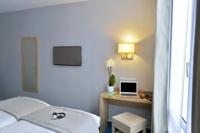 Télévision ou salle de divertissement dans l'établissement Hôtel Eugénie