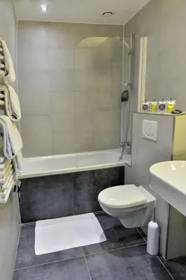 Salle de bains dans l'établissement Hôtel Eugénie