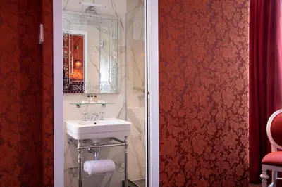 Salle de bains dans l'établissement Odeon Hotel