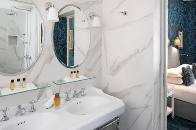 Salle de bains dans l'établissement Odeon Hotel
