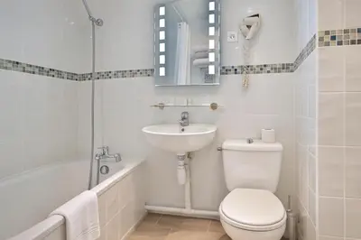 Salle de bains dans l'établissement Hotel Arc Paris Porte d'Orléans