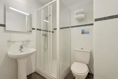 Salle de bains dans l'établissement Hotel Arc Paris Porte d'Orléans