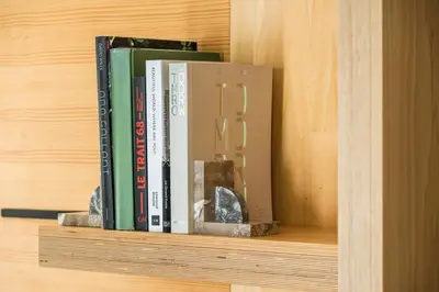 Bibliothèque dans l'hôtel