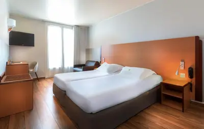 Un ou plusieurs lits dans un hébergement de l'établissement Hôtel Du Lion
