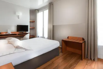 Un ou plusieurs lits dans un hébergement de l'établissement Hôtel Du Lion