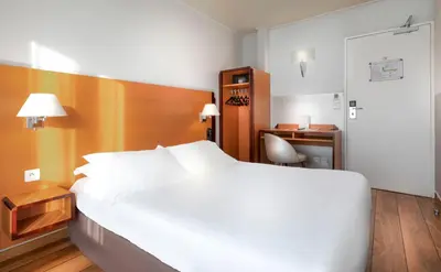 Un ou plusieurs lits dans un hébergement de l'établissement Hôtel Du Lion