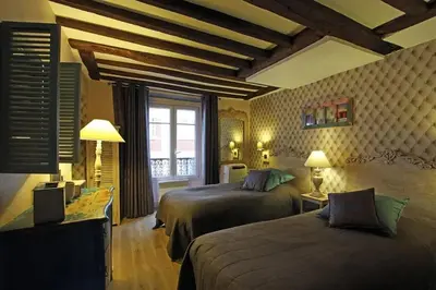 Un ou plusieurs lits dans un hébergement de l'établissement Appartement spacieux au cœur de Paris 75 m² avec vue sur la ville