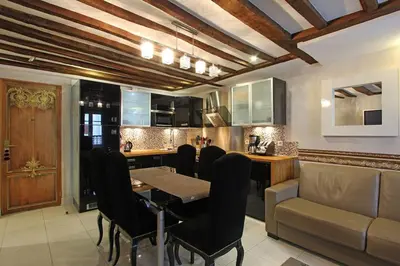 Coin salon dans l'établissement Appartement spacieux au cœur de Paris 75 m² avec vue sur la ville