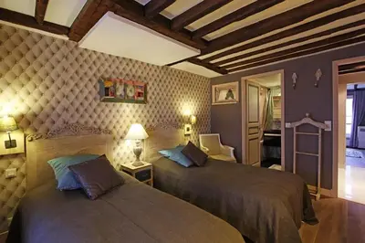 Un ou plusieurs lits dans un hébergement de l'établissement Appartement spacieux au cœur de Paris 75 m² avec vue sur la ville