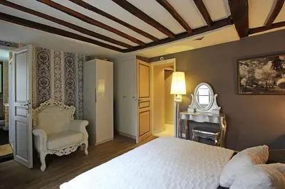Un ou plusieurs lits dans un hébergement de l'établissement Appartement spacieux au cœur de Paris 75 m² avec vue sur la ville