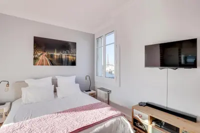 Un ou plusieurs lits dans un hébergement de l'établissement Eiffel Tower view + terrace Saint Germain des Pres