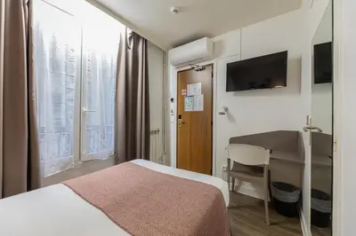 Télévision ou salle de divertissement dans l'établissement Hôtel De Venise