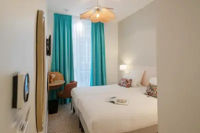 Un ou plusieurs lits dans un hébergement de l'établissement Trendy Canettes Hotel