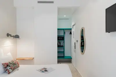 Télévision ou salle de divertissement dans l'établissement Trendy Canettes Hotel