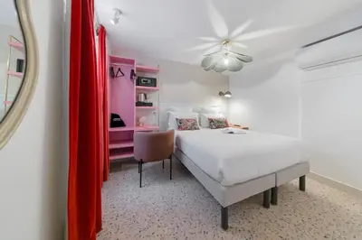 Un ou plusieurs lits dans un hébergement de l'établissement Trendy Canettes Hotel