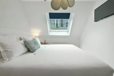 Un ou plusieurs lits dans un hébergement de l'établissement Trendy Canettes Hotel