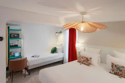 Un ou plusieurs lits dans un hébergement de l'établissement Trendy Canettes Hotel