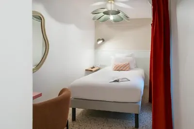 Un ou plusieurs lits dans un hébergement de l'établissement Trendy Canettes Hotel