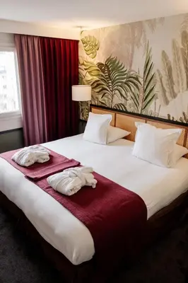 Un ou plusieurs lits dans un hébergement de l'établissement Hôtel Paris Neuilly