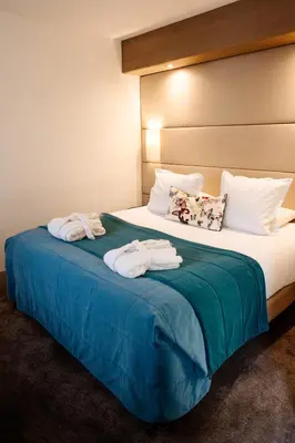 Un ou plusieurs lits dans un hébergement de l'établissement Hôtel Paris Neuilly