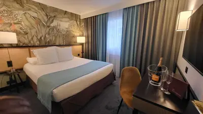Un ou plusieurs lits dans un hébergement de l'établissement Hôtel Paris Neuilly