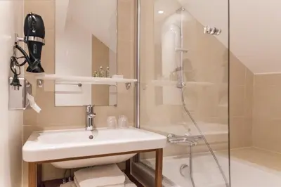 Salle de bains dans l'établissement Hotel Sixteen Paris Montrouge